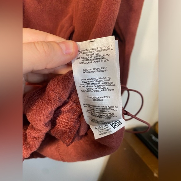 Columbia|| Full Zip Fleece Jacket in Maroon. Size Medium. With elastic. - Picture 4 of 9